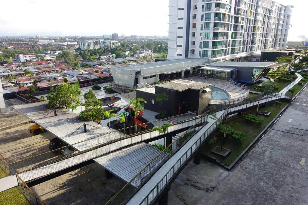 8Pax Cozy Home Stay Jazz Suites 1 Vivacity Kuching Sarawak 3Br Bagian luar foto