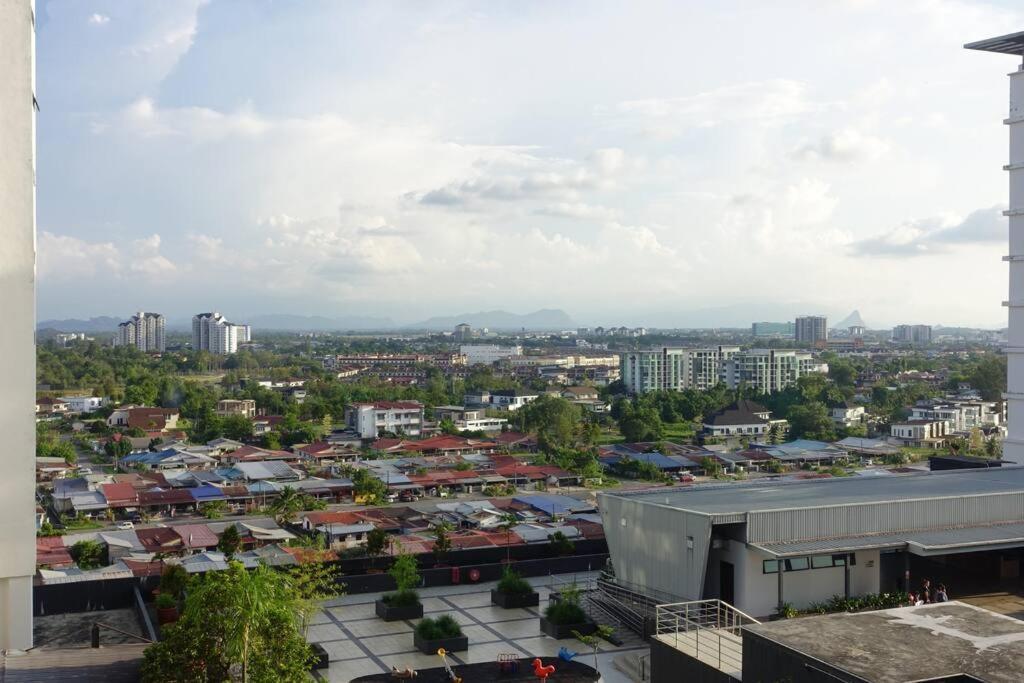 8Pax Cozy Home Stay Jazz Suites 1 Vivacity Kuching Sarawak 3Br Bagian luar foto